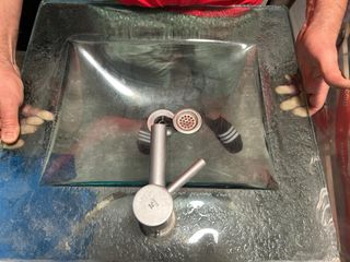 Lavabo de cristal rectangular con grifo