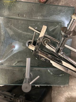 Lavabo de cristal rectangular con grifo