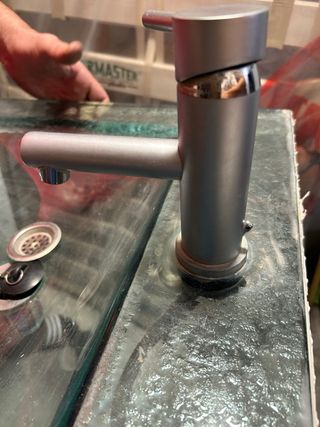 Lavabo de cristal rectangular con grifo