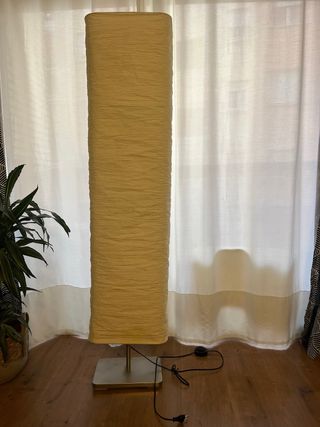 Lámpara de pie moderna beige y cobre