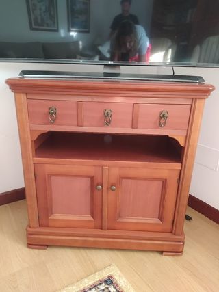 Mesa de madera con cajones y puertas