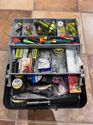 Caja de pesca con señuelos y accesorios