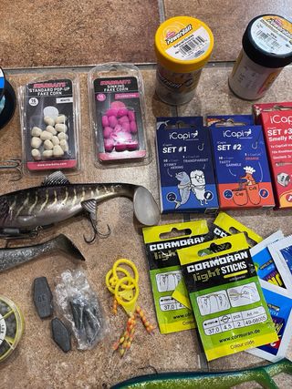Caja de pesca con señuelos y accesorios