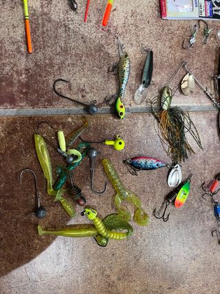Caja de pesca con señuelos y accesorios