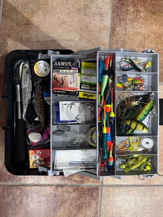 Caja de pesca con señuelos y accesorios