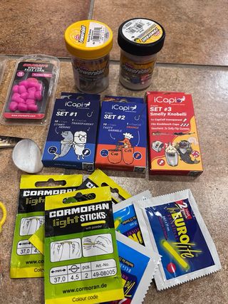 Caja de pesca con señuelos y accesorios