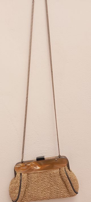 Bolso pequeño de rafia y cadena