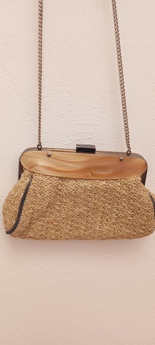 Bolso pequeño de rafia y cadena