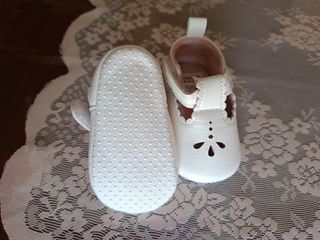 Scarpine neonata bianche