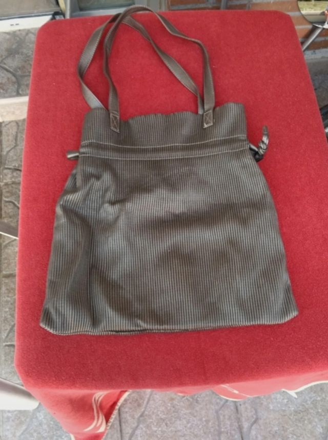 Bolso de hombro gris