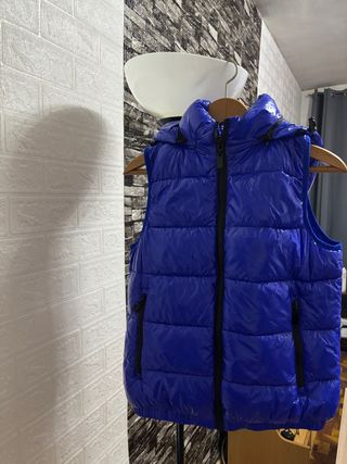 Chaleco acolchado azul eléctrico con capucha