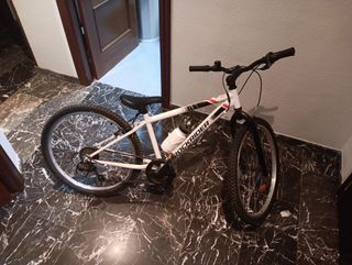 Bicicleta Rockrider blanca con sillín roto