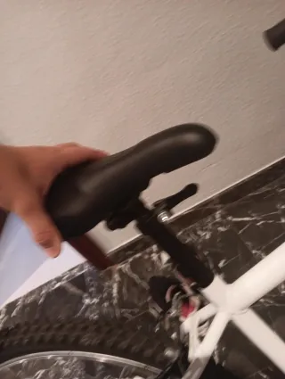 Bicicleta Rockrider blanca con sillín roto