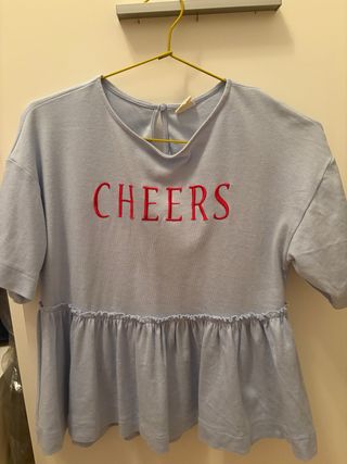 Camiseta azul con bordado CHEERS