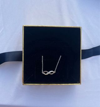 Pulsera en forma de infinito.