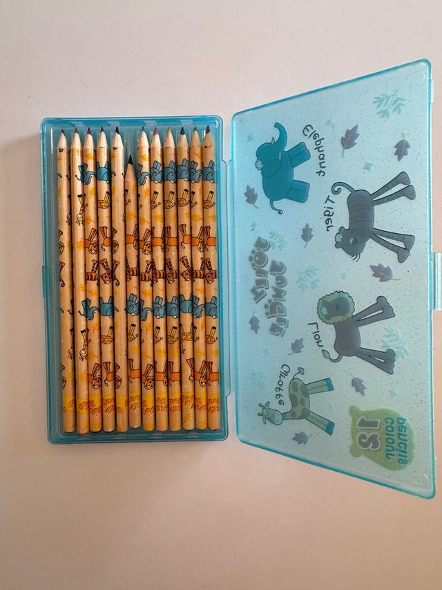 Lápices de colores con dibujos de animales