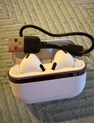 Cascos inalámbricos blancos nuevos