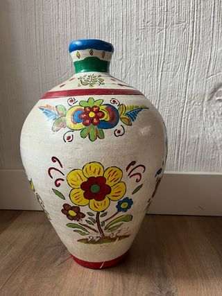 Jarrón de cerámica pintado a mano