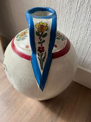Jarrón de cerámica pintado a mano