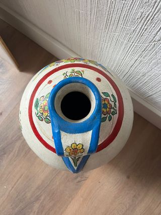 Jarrón de cerámica pintado a mano