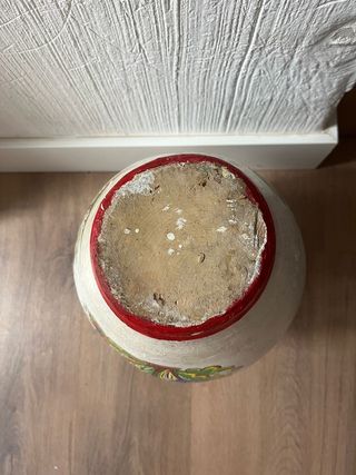 Jarrón de cerámica pintado a mano