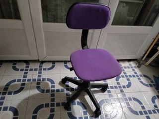 Silla de escritorio elevable púrpura.