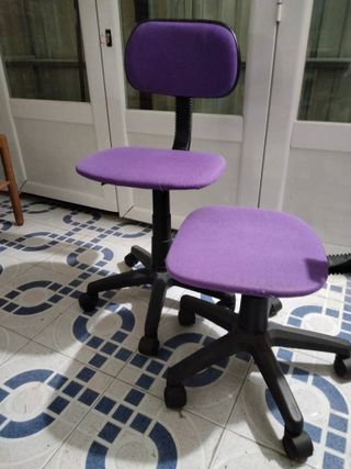 Silla de escritorio elevable púrpura.