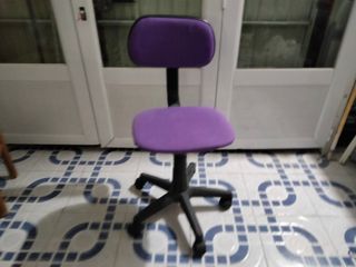 Silla de escritorio elevable púrpura.
