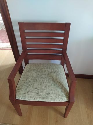 Silla de madera con asiento de tela