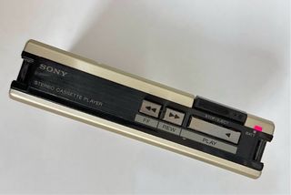 Walkman Sony WM-24 Stereo Vintage Dorado/Plateado