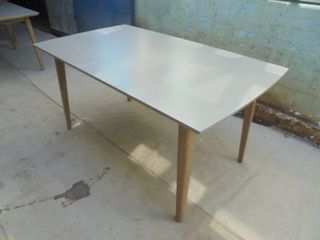 Kave Home - Tavolo in legno e cemento