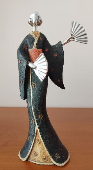 Figura Decorativa Geisha Abanicos Plata y Negro