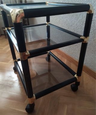Mesa auxiliar de cristal con ruedas