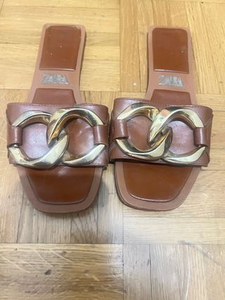 Sandalias Zara Marrones con Cadena Dorada