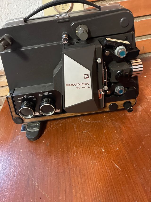 Proyector Raynox DU 707