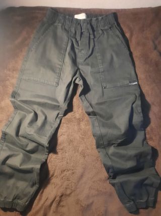Pantalón cargo verde Zara