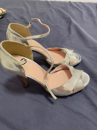 Zapatos de tacón plateados