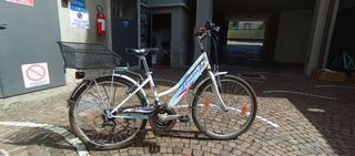 Bicicletta Atala bianca con cestino