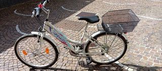Bicicletta Atala bianca con cestino