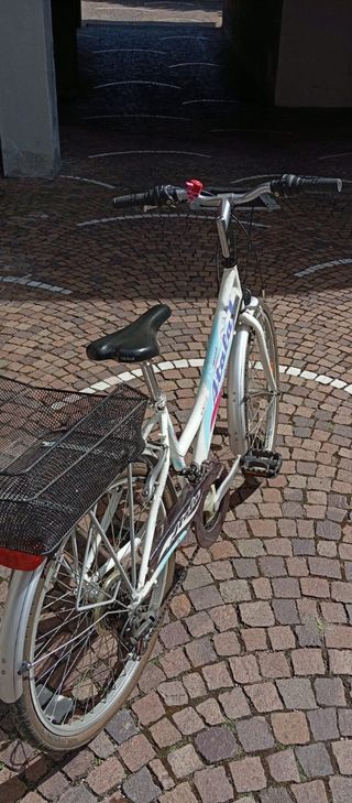 Bicicletta Atala bianca con cestino