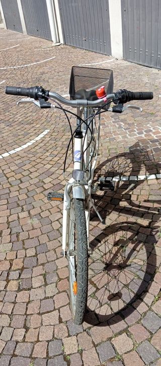 Bicicletta Atala bianca con cestino