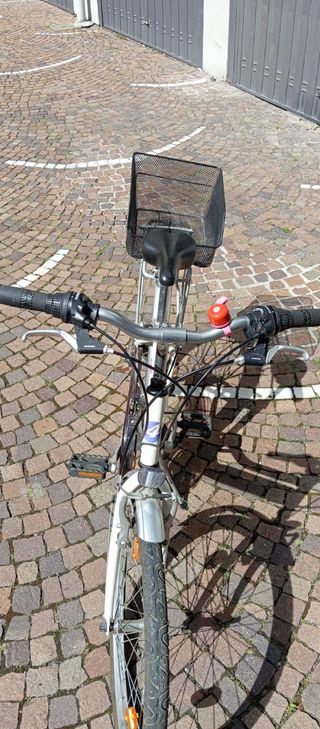 Bicicletta Atala bianca con cestino
