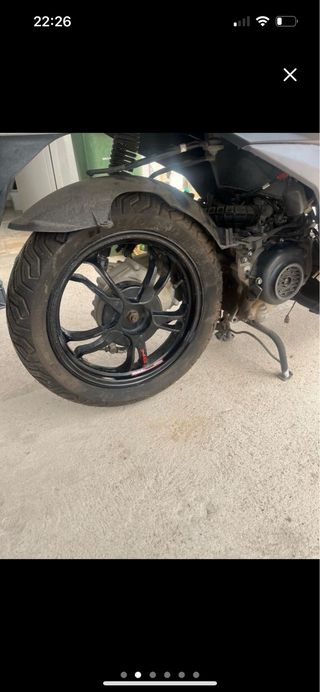 Rueda y guardabarros moto