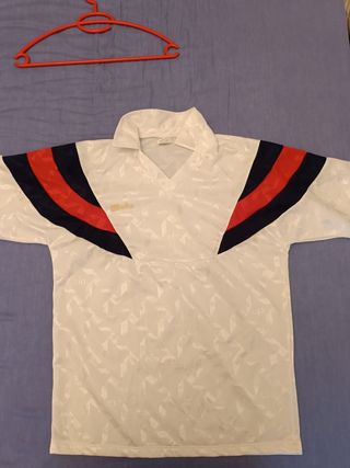 Casaca o remera blanca con detalles rojos y azules
