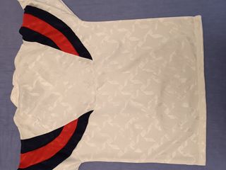 Casaca o remera blanca con detalles rojos y azules