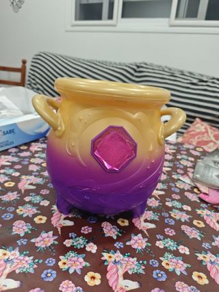 Caldero Mágico Morado y Dorado.