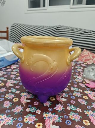 Caldero Mágico Morado y Dorado.