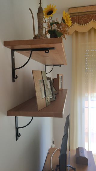 Estanterías de madera y metal