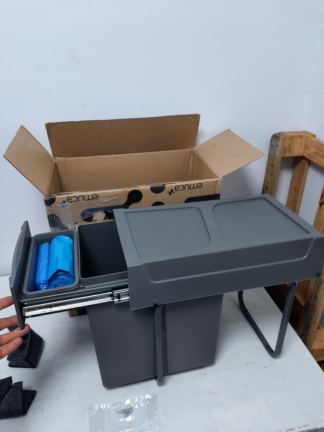 Cubo de basura bajo fregadero gris