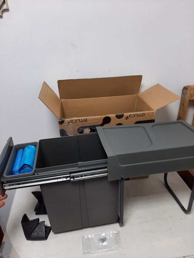 Cubo de basura bajo fregadero gris